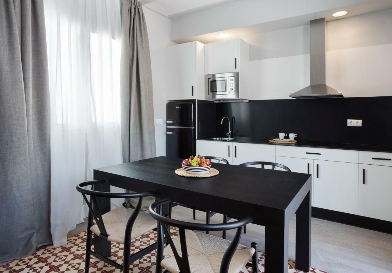 Apartamentos One Shot Conde De Torrejon Seville Exterior photo